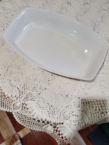 Travessa branca de cerâmica