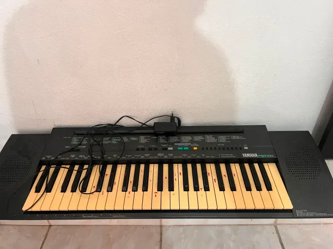 Teclado Yamaha PSR-100 com fonte