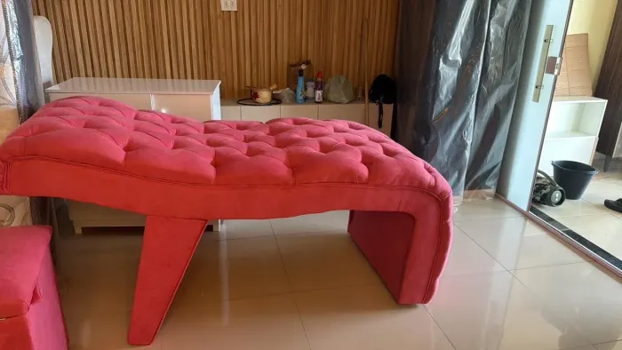Esta é uma maca estofada modelo Eduarda em suede rosa com acabamento capitonê.