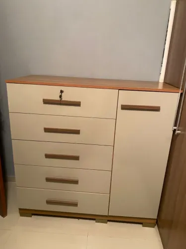 Cômoda com 5 gavetas e porta - Excelente estado