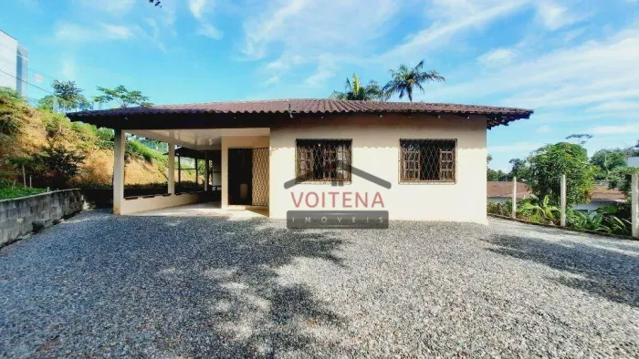 Excelente oportunidade para quem busca moradia ou investimento! Casa situada em terreno am