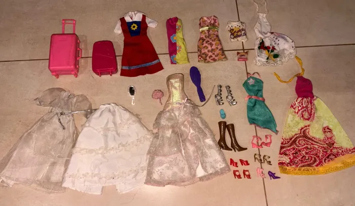 Lote de roupas, sapatos e acessórios da Barbie vintage