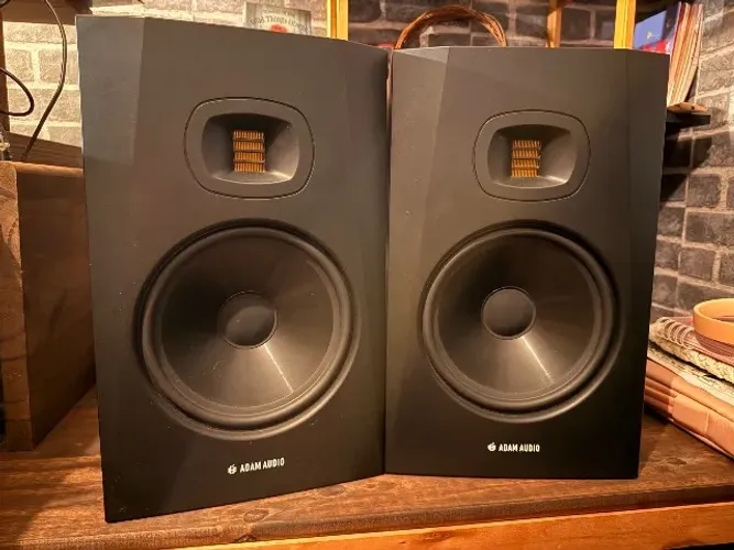 Monitor de referencia Adam Audio T8V