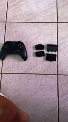 Controle de vídeo game Xbox one com 2 baterias e suporte de carregada com cabo incluso 