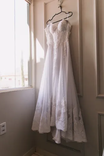 Vestido de noiva com véu , anágua e coroa
