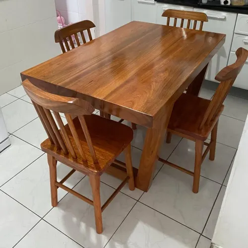 MESA DE QUATRO CADEIRAS EM JATOBÁ