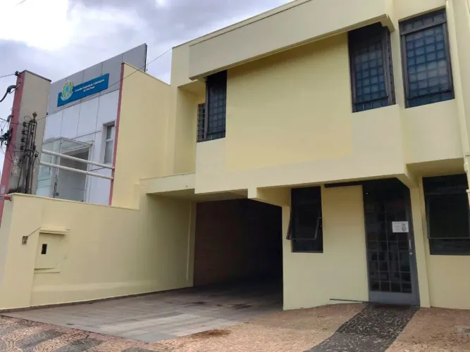Casa comercial com 9 quartos (3 suítes) e 6 vagas à venda ou para alugar no Centro  Maríli