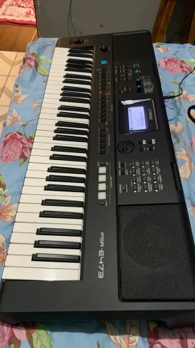 Teclado Yamaha psr 473 semi novo 2.700
