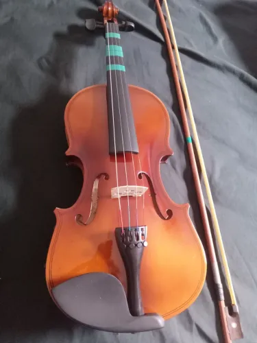 Violino em perfeito estado, praticamente novo ,Da marca Benso.