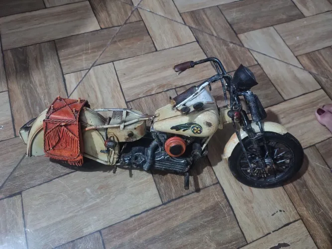 Moto artesanal linda de estante
