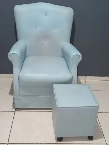 Poltrona de amamentação com puff