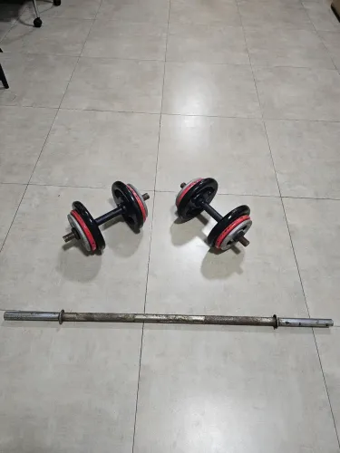 Barra de bíceps reta e 2 alteres com 4 anilha de 5 kg 4 de 2kg 4 de 1 kg 