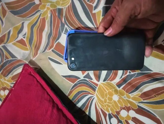 Vendo esse iPhone SE pra retirada de peça ele tá sem trinco