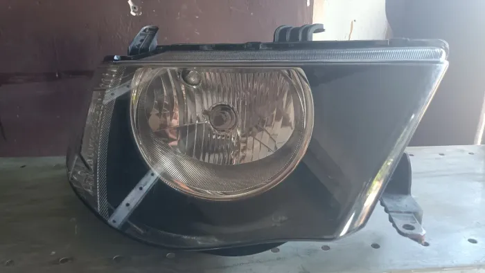 Farol Triton 2012 lado direito 