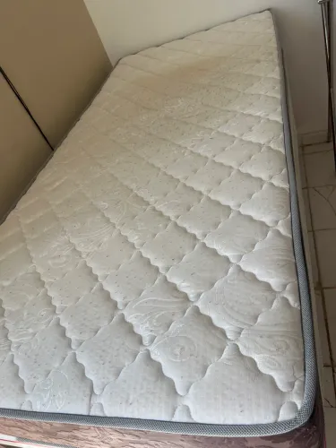 Vende-se colchão e cama. 