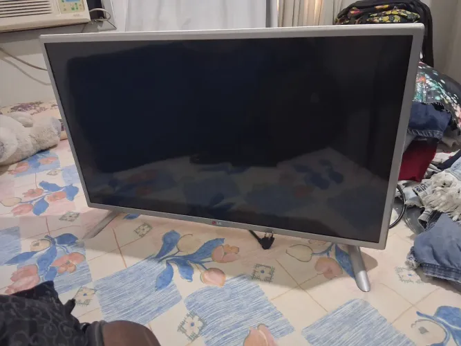 Tv 32. Com defeito a tela trincou.