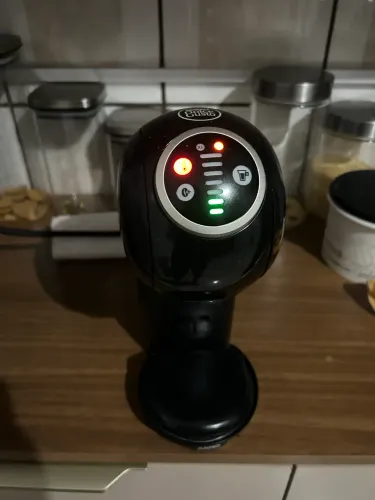 Cafeteira Dolce Gusto poucos meses de uso com todos os itens