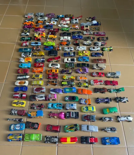 Coleção de 146 carrinhos da hot wheels, varios raros e antigos!