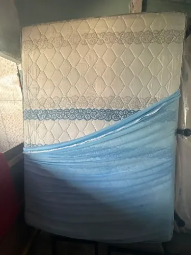 Vende uma cama Box, o Box ainda no plástico o colchão soltou uma mola interna