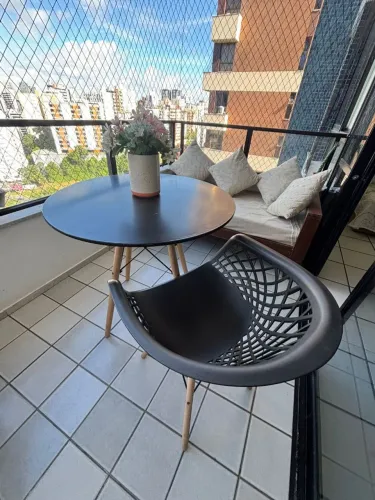 Vendo mesa para varanda com cadeira.