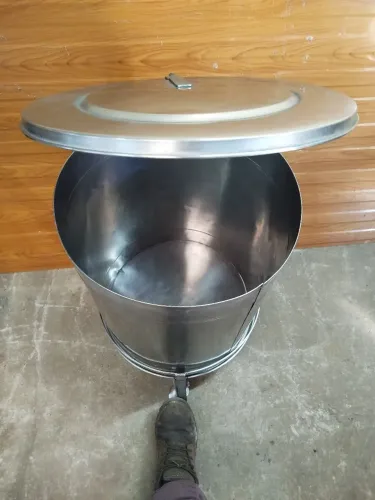 Lixeira de inox 150 litros 