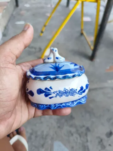 Louça pequena antiga LEIA