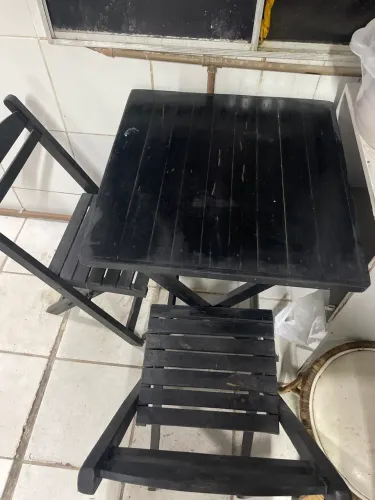 Mesa de bar dobrável com duas cadeiras 