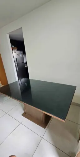 Mesa de jantar retangular com tampo de vidro