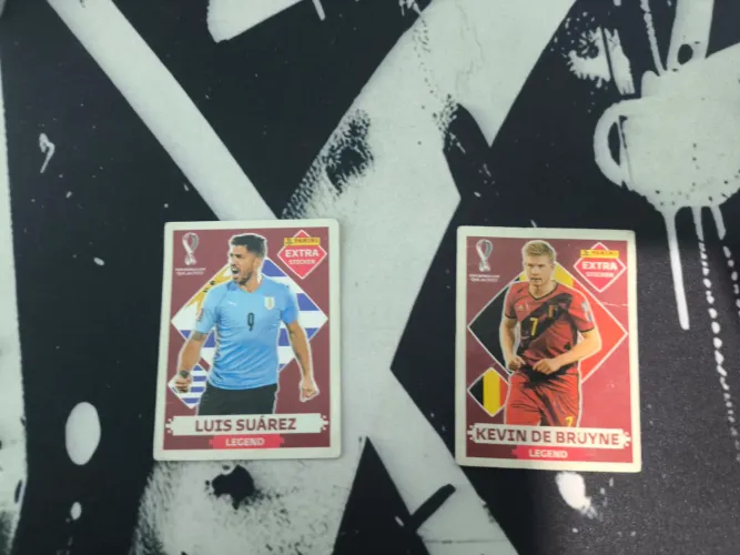 2 Figurinhas Extra Legend Vermelhas Qatar 2022 - De Bruyne e Suárez