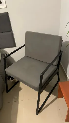 Poltrona de Design Contemporâneo | Metal, Madeira e Estofado Cinza