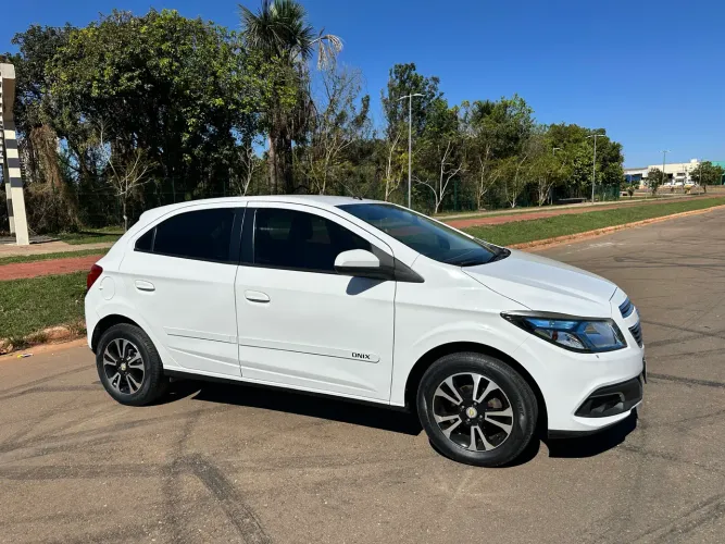Chevrolet Onix Hatch LT 1.4 8V Flex Power Mec. 4P 2015
