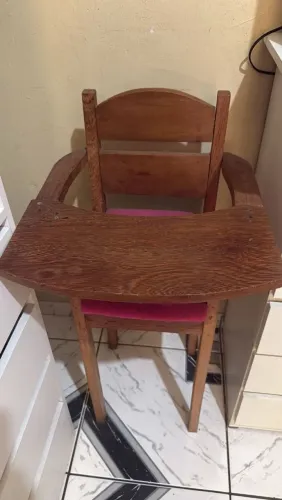 Cadeira de madeira pra criança