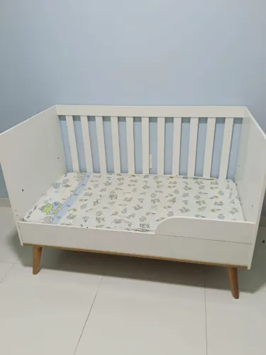 Berço americano (berço, cama e sofazinho). Em ótimo estado de conservação, com colchão.