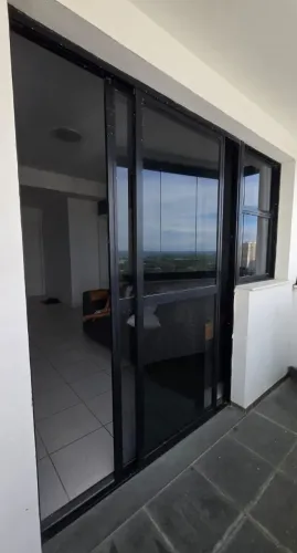 Vendo porta de alumínio preta 2 folhas móveis .