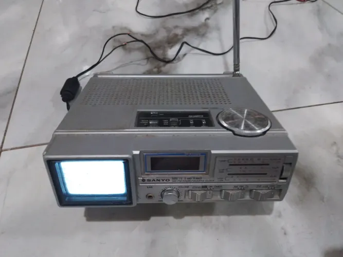 Antiga mini tv e rádio Sanyo tpm2770