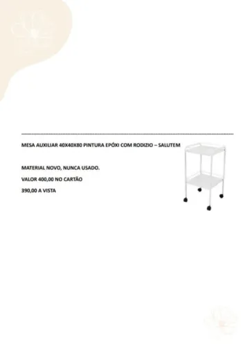 Mesa auxiliar com rodinhas