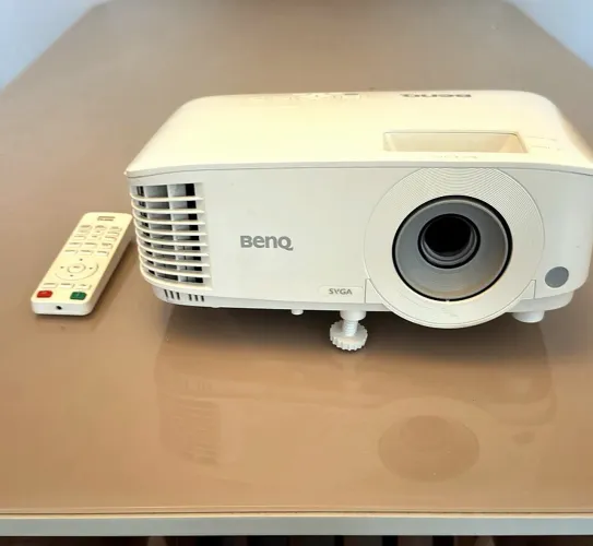 BenQ MS560 4000 Lumens | Menos de 3 Horas de Uso