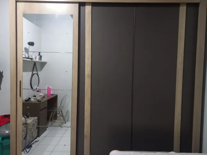Excelente guarda roupa semi novo poucos meses de uso com nota fiscal.