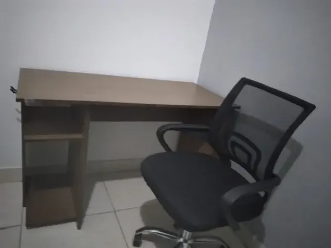 Escrivaninha e cadeira giratória