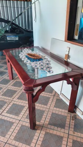 Mesa de madeira com tampo de vidro