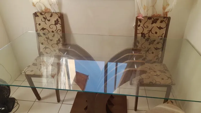 Mesa vidro temperado 2 metros de comprimento e 1de largura.... aceito proposta .