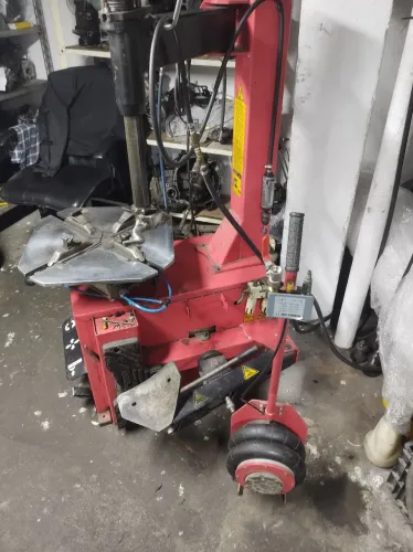 Máquina de desmontar pneus revisada