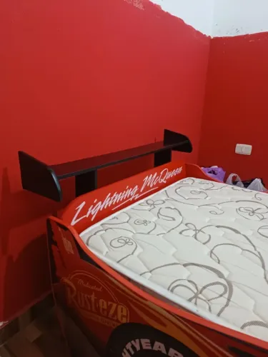 Cama carros relâmpago mcqueen, pouco usada com o colchão.l e em excelente estado. 