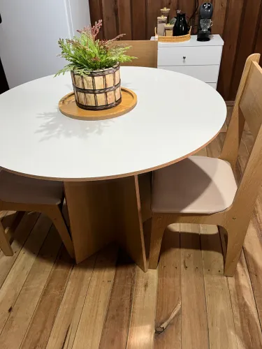 Vendo mesa com 4 cadeiras