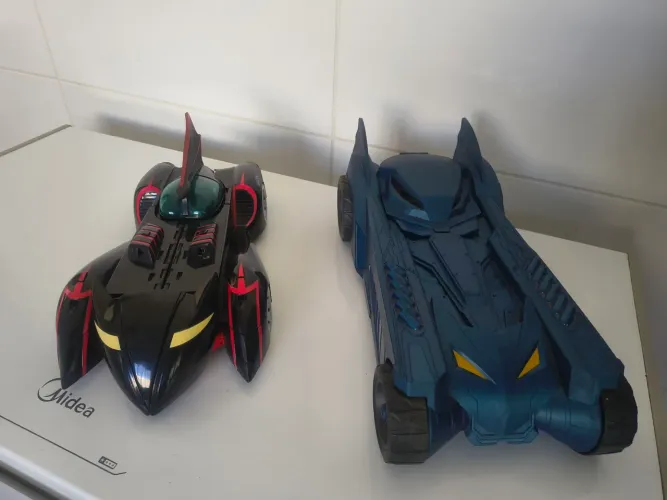 Lote 2 Batmóveis do Batman - Carrinho Preto Grande que Vira Nave<br>