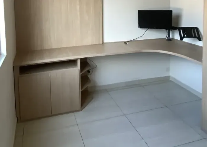 Bancada em "L" com armário baixo