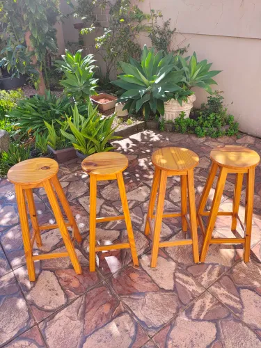 Banquetas grandes em madeira