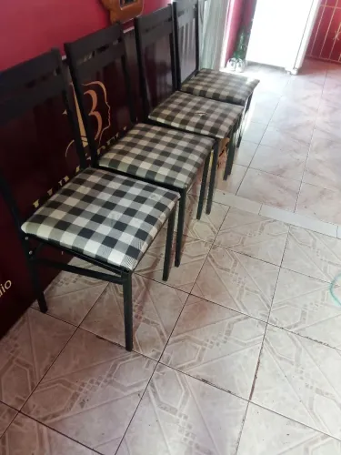 MESA DE MARMORE E CADEIRAS