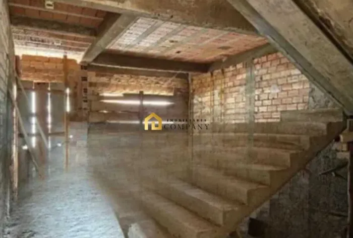 Vendo casa em construção, faltando acabamento. Está erguida e coberta
