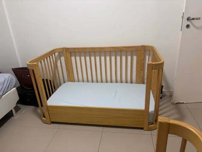 Berço 3 em 1 em madeira com mini colchão e colchão do berço 